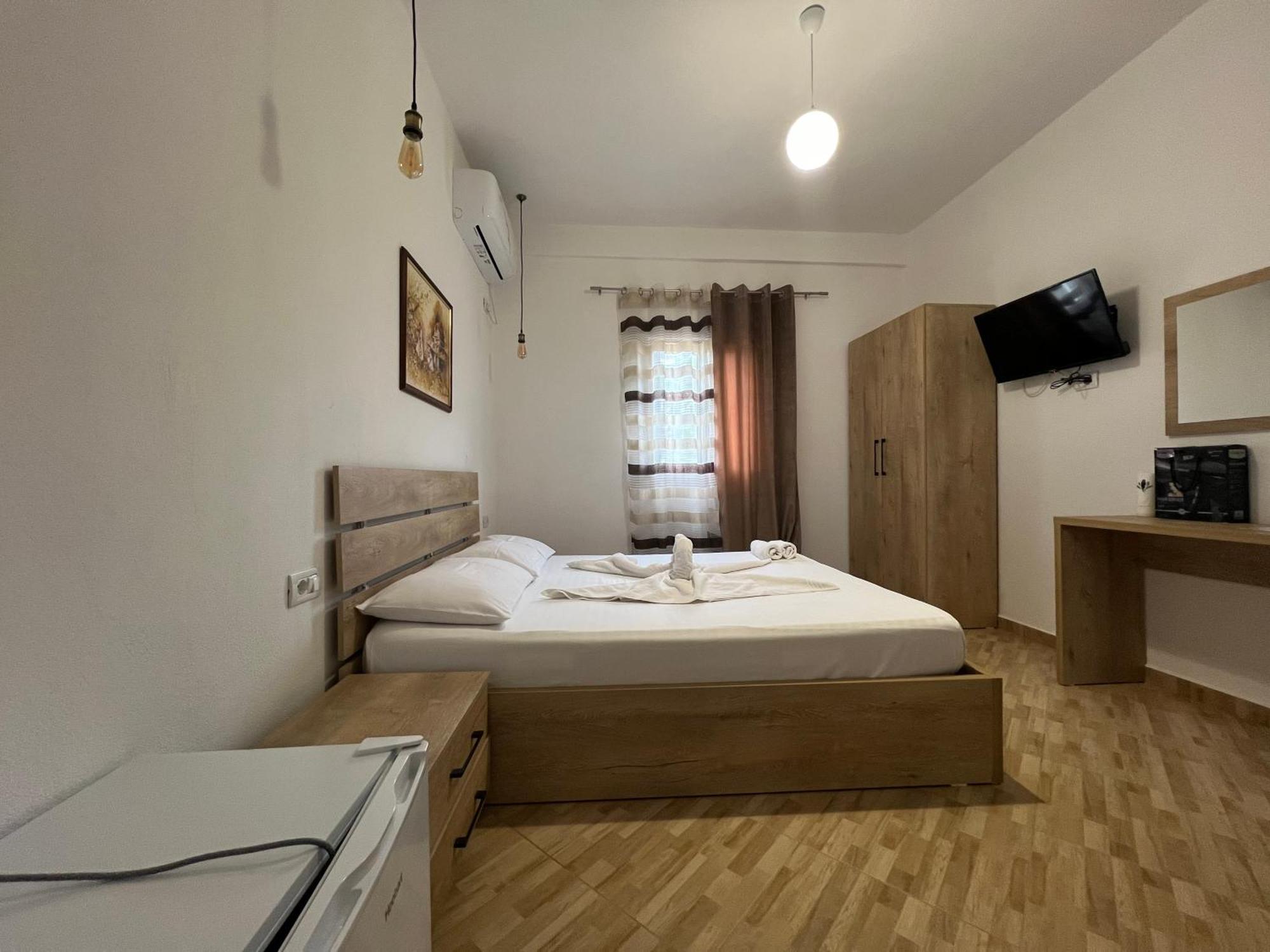 Hotel Apostoli Permet Bagian luar foto
