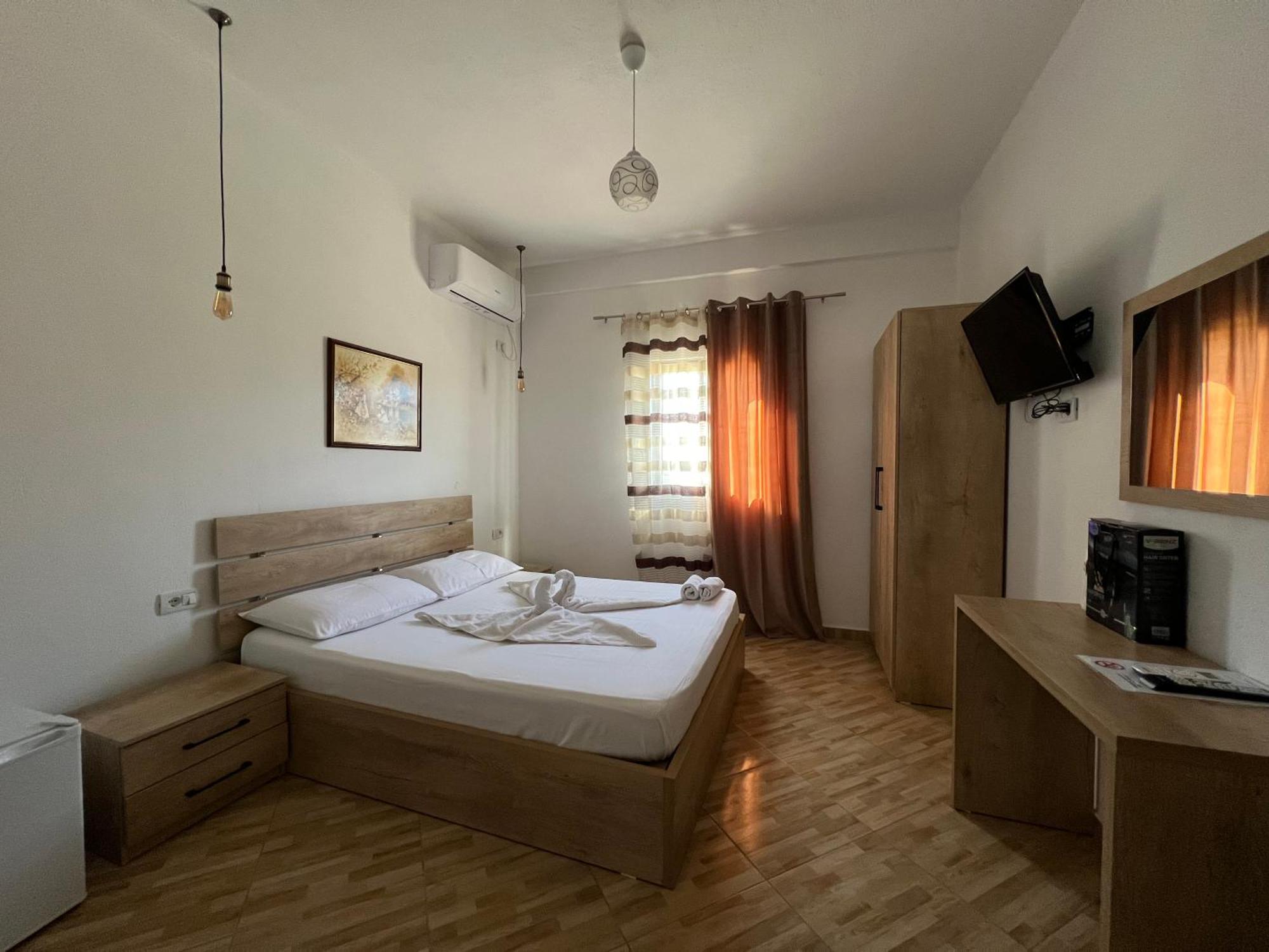 Hotel Apostoli Permet Bagian luar foto