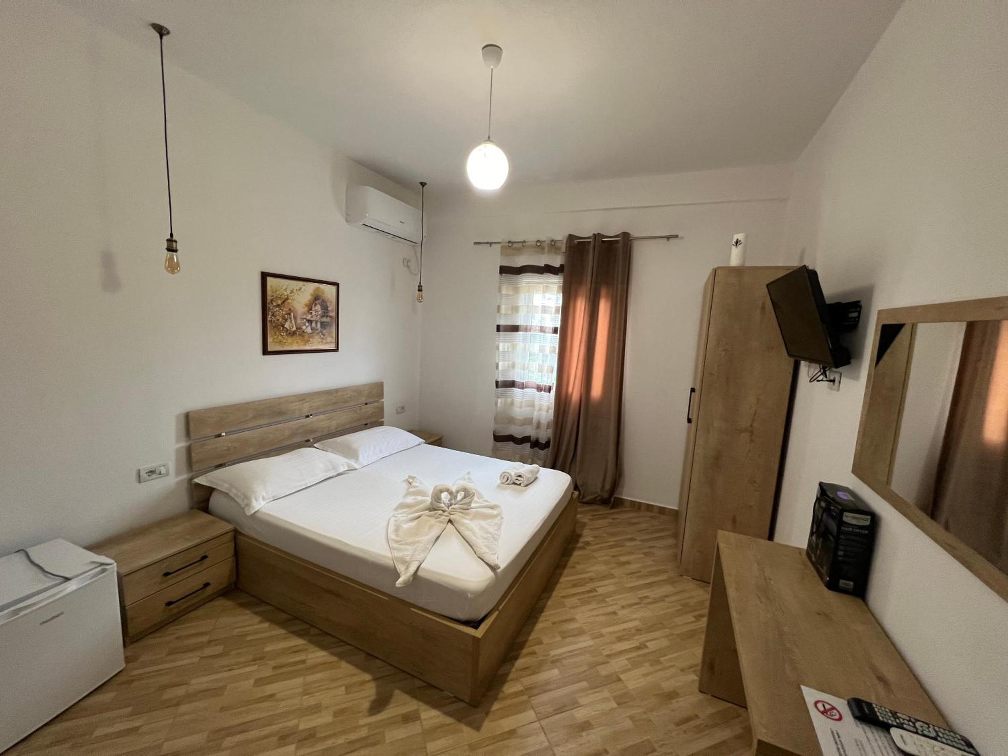 Hotel Apostoli Permet Bagian luar foto